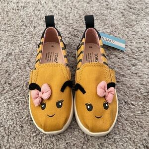 TOMS Kids Yellow Bee Slippers with Pink Bows